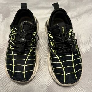 Boys 12.5 Spider sneaker’s. Stylish comfy durable.‎ Great for every active kid!